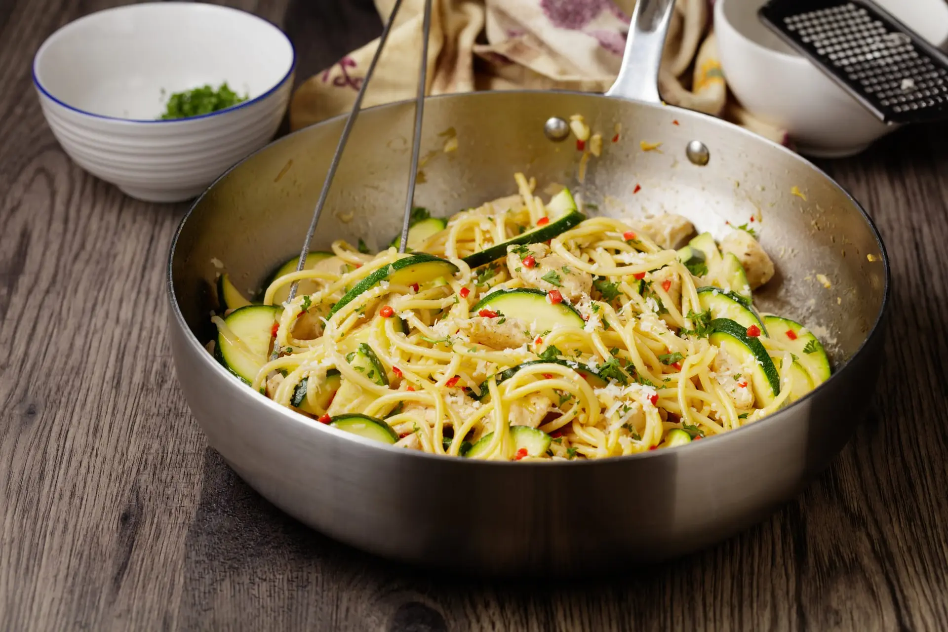 Spaghetti avec poulet frit, courgette et piment rouge