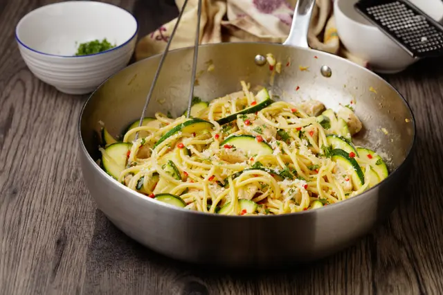 Spaghetti avec poulet frit, courgette et piment rouge