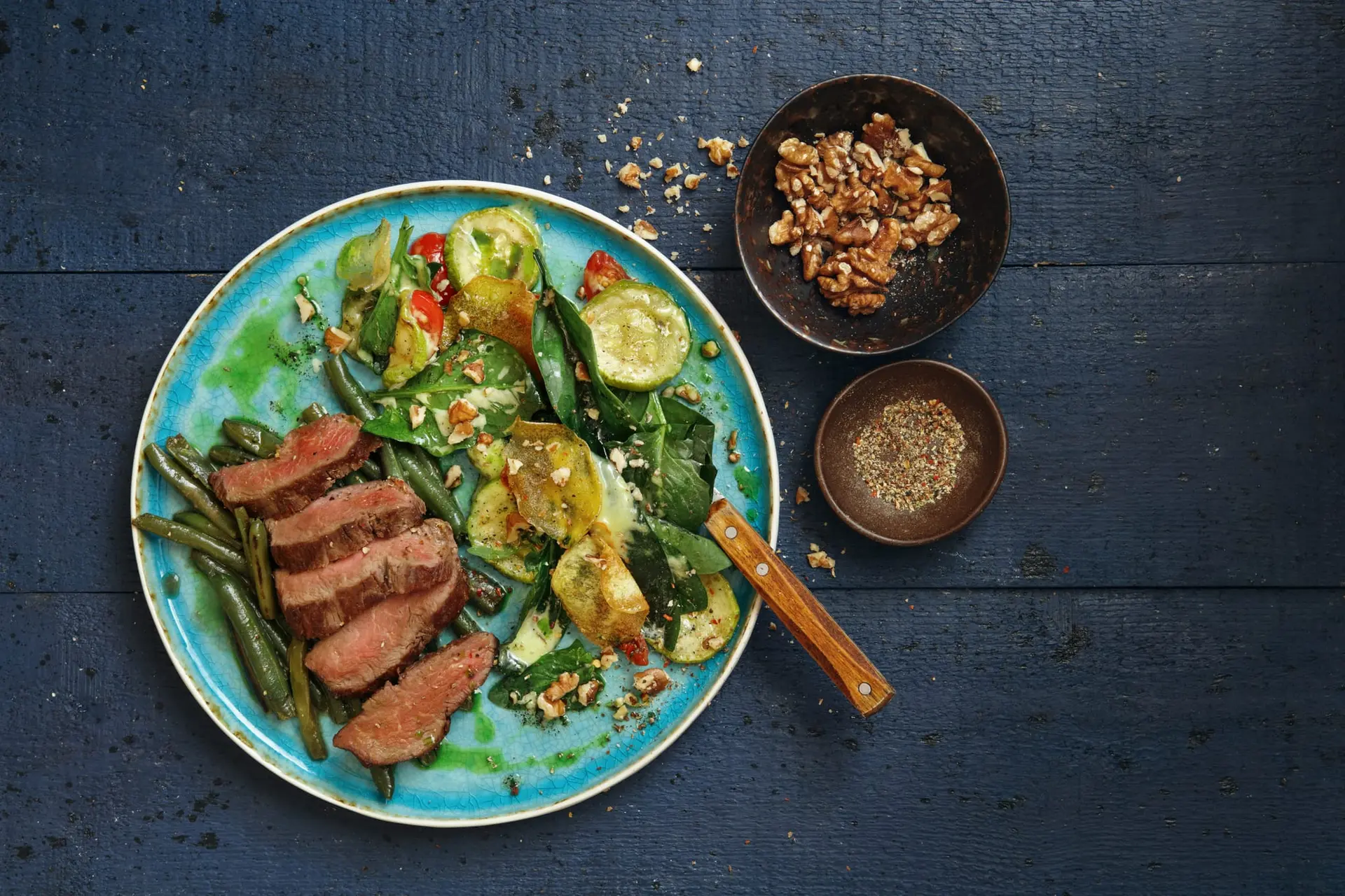 Steak au beurre d'ail avec salade de haricots verts et légumes