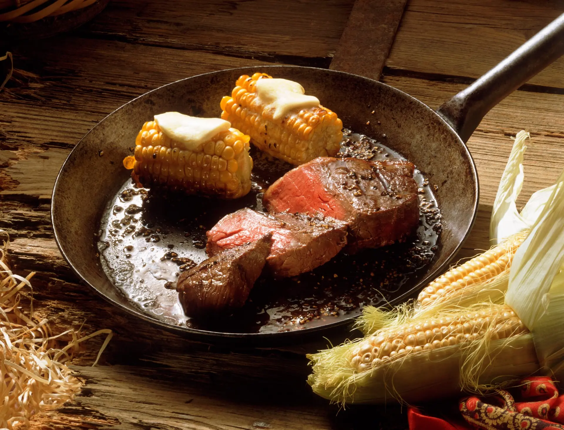 Steak juteux avec épis de maïs à la poêle