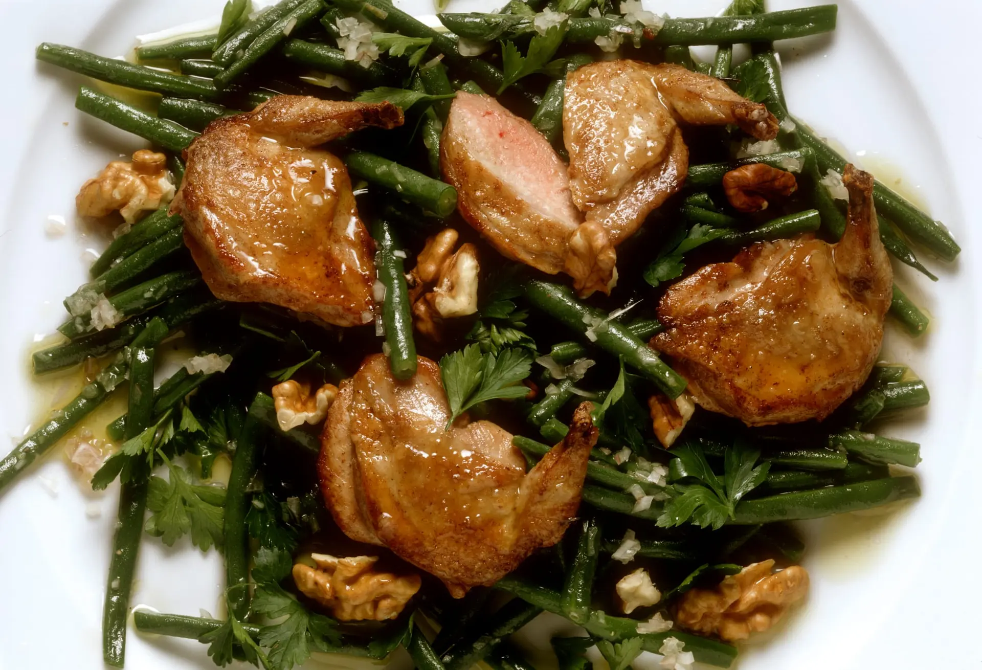 Suprêmes de caille rôtis sur salade de haricots aux noix