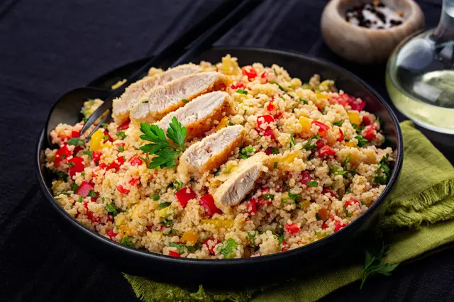 Taboulé avec poitrine de poulet, tomates, avocat, poivron, persil et jus de citron