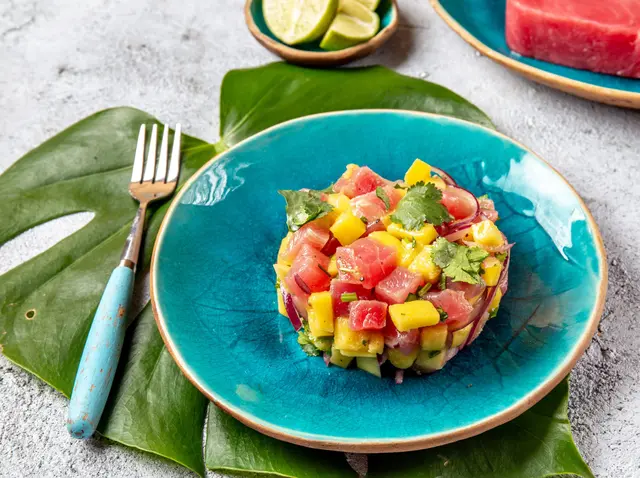 Tartare de salade de mangue de thon de style tropical avec coriandre et oignon violet