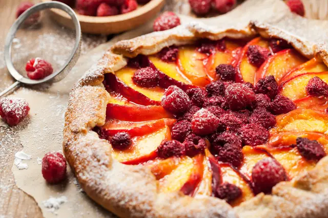Tarte à la pêche et à la framboise