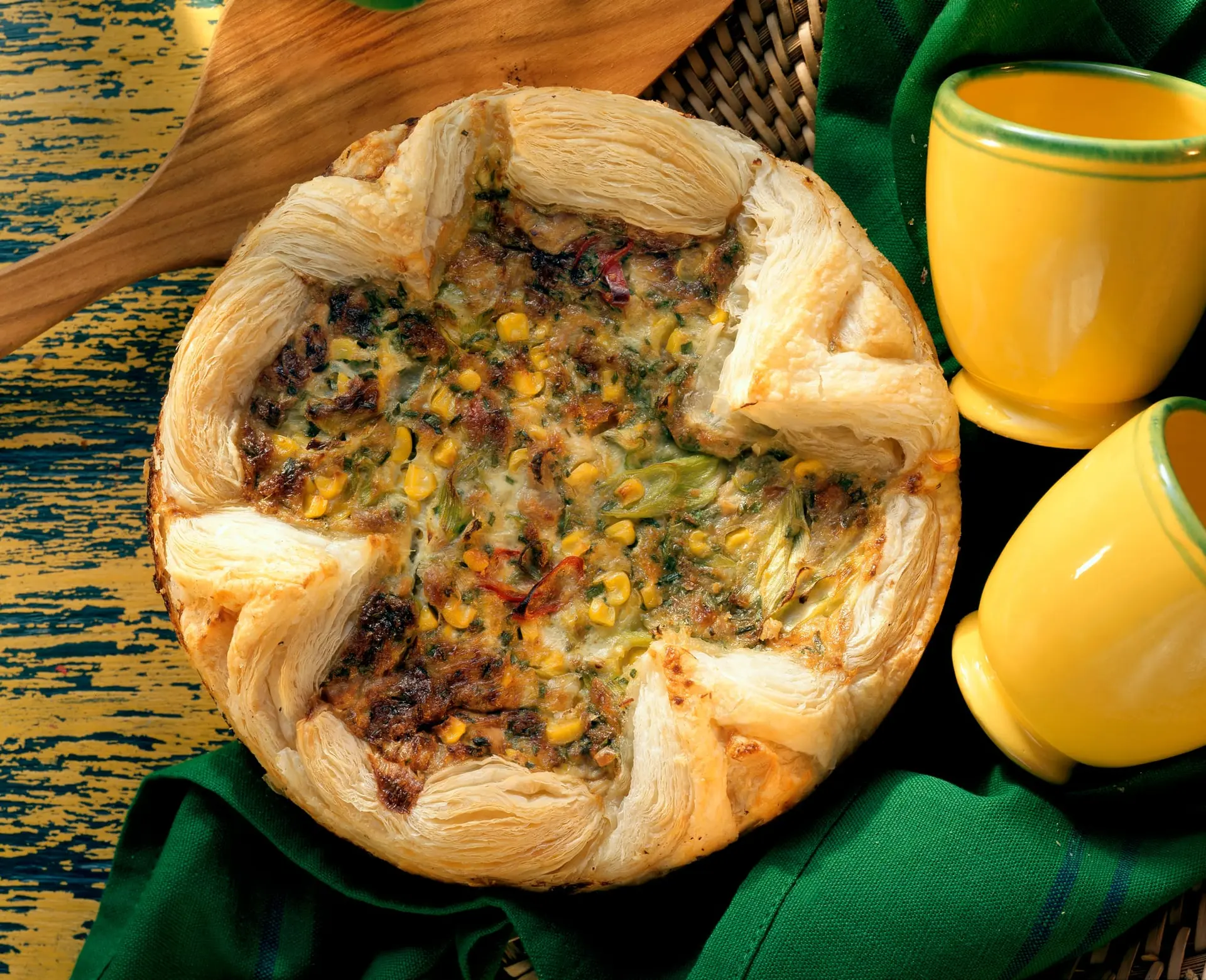 Tarte au thon épicée avec maïs doux, poireaux et piment
