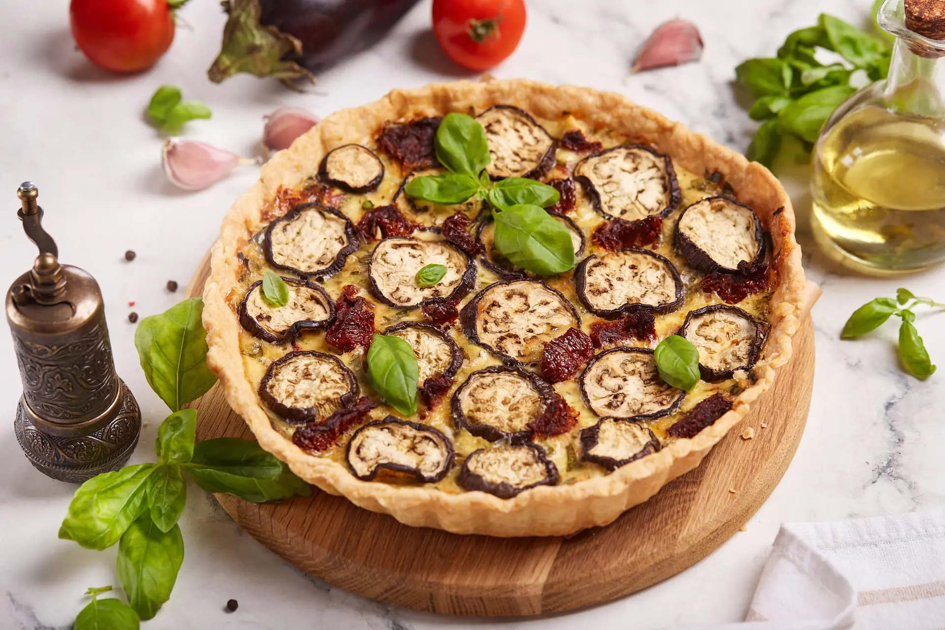 Tarte aux aubergines, tomates séchées et viande de poulet