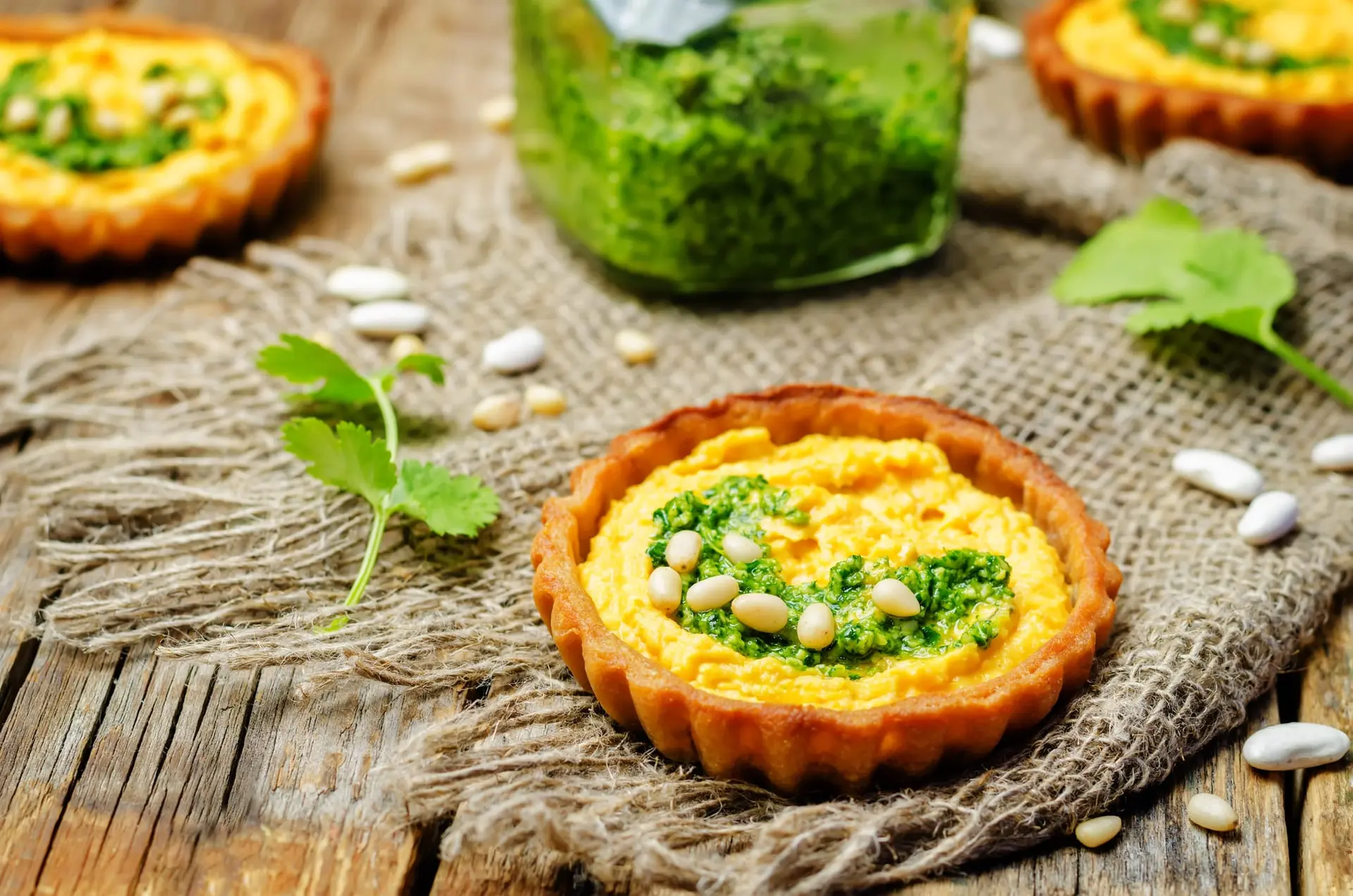 Tartelettes de sarrasin avec houmous de carotte aux haricots blancs et pesto de coriandre