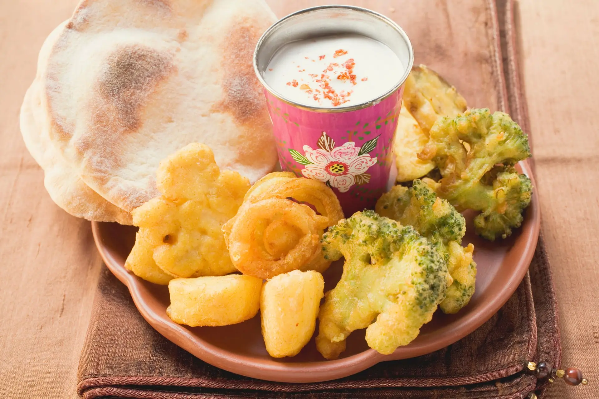 Tempura de légumes avec sauce au yaourt et pain plat indien