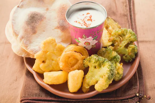 Tempura de légumes avec sauce au yaourt et pain plat indien