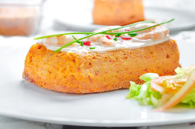 Terrine de merlu avec tomates crevettes ciboulette et crème