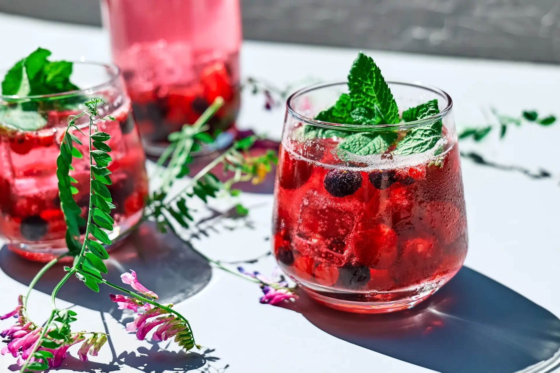 Boisson rafraîchissante aux baies et à la menthe