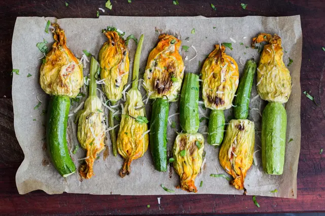 Courgettes cuites avec fleurs farcies à la ricotta