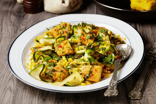 Maïs sucré grillé, salade de courgettes avec tofu frit