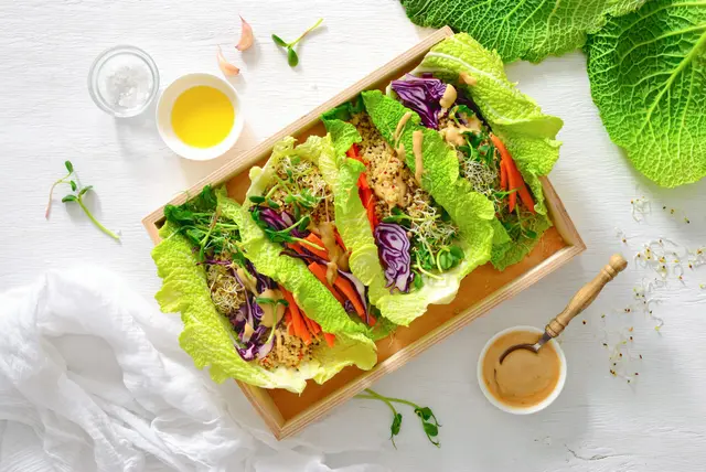 Quinoa, chou rouge, carotte enroulé dans des feuilles de chou