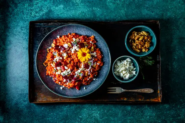 Risotto de betterave et d'engrain (petit épeautre) avec feta et noix