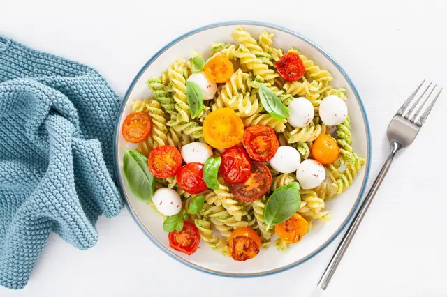 Salade de pâtes au pesto maison, tomates et mozzarella
