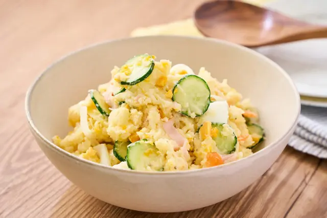 Salade de pommes de terre à la japonaise avec jambon au concombre et œuf dur