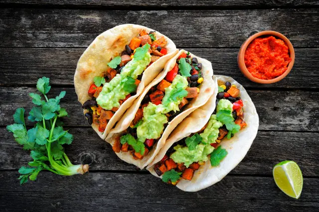 Tacos végétaliens aux haricots noirs, patate douce et guacamole