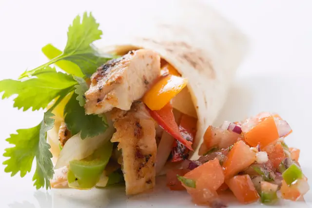 Wrap garni de poulet et de poivrons, accompagné de sauce