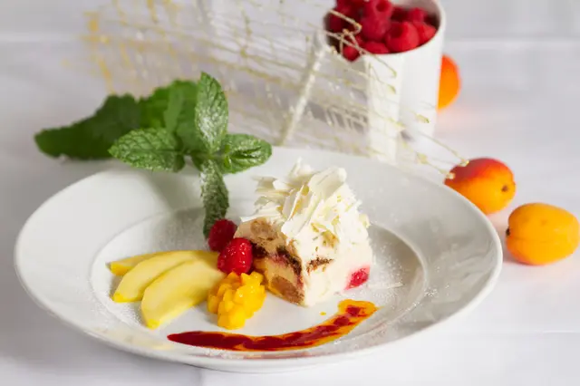 Tiramisu aux copeaux de chocolat blanc et garni de fruits