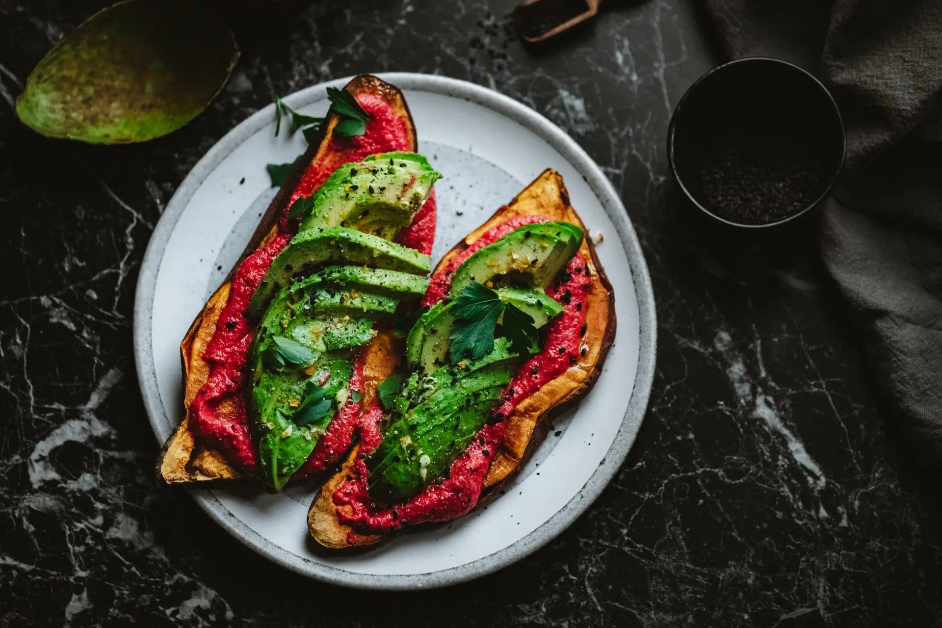 Toasts à l’avocat et à la patate douce avec houmous de betterave