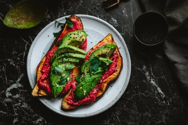 Toasts à l’avocat et à la patate douce avec houmous de betterave