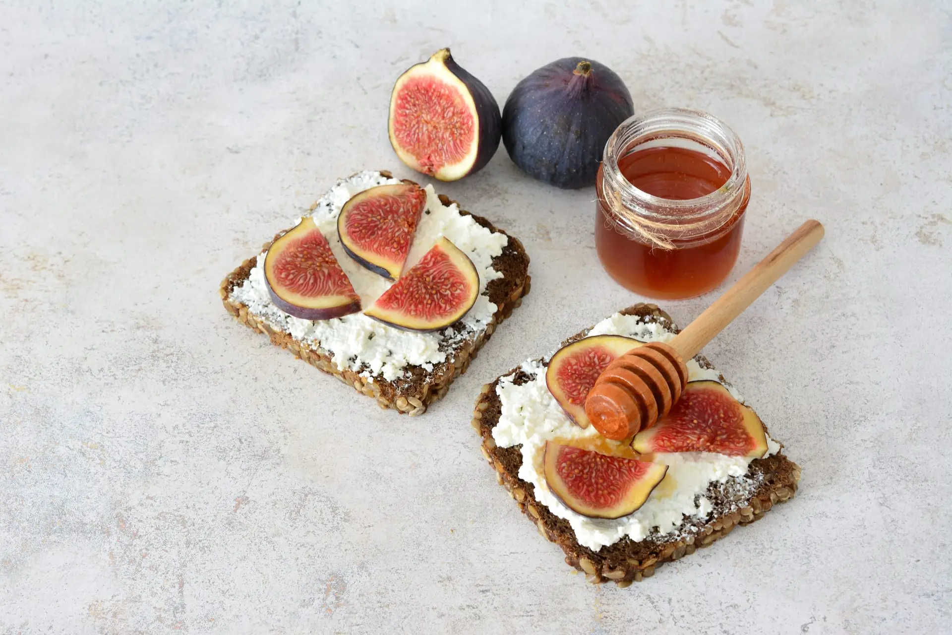 Toasts aux figues, au fromage frais et au miel