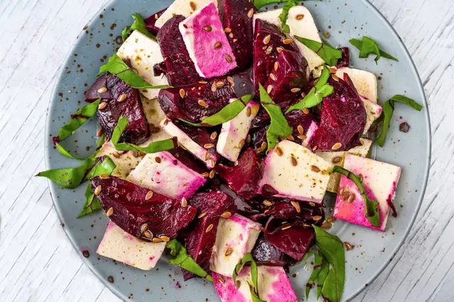 Tofu avec betterave rouge cuite au four, graines de lin