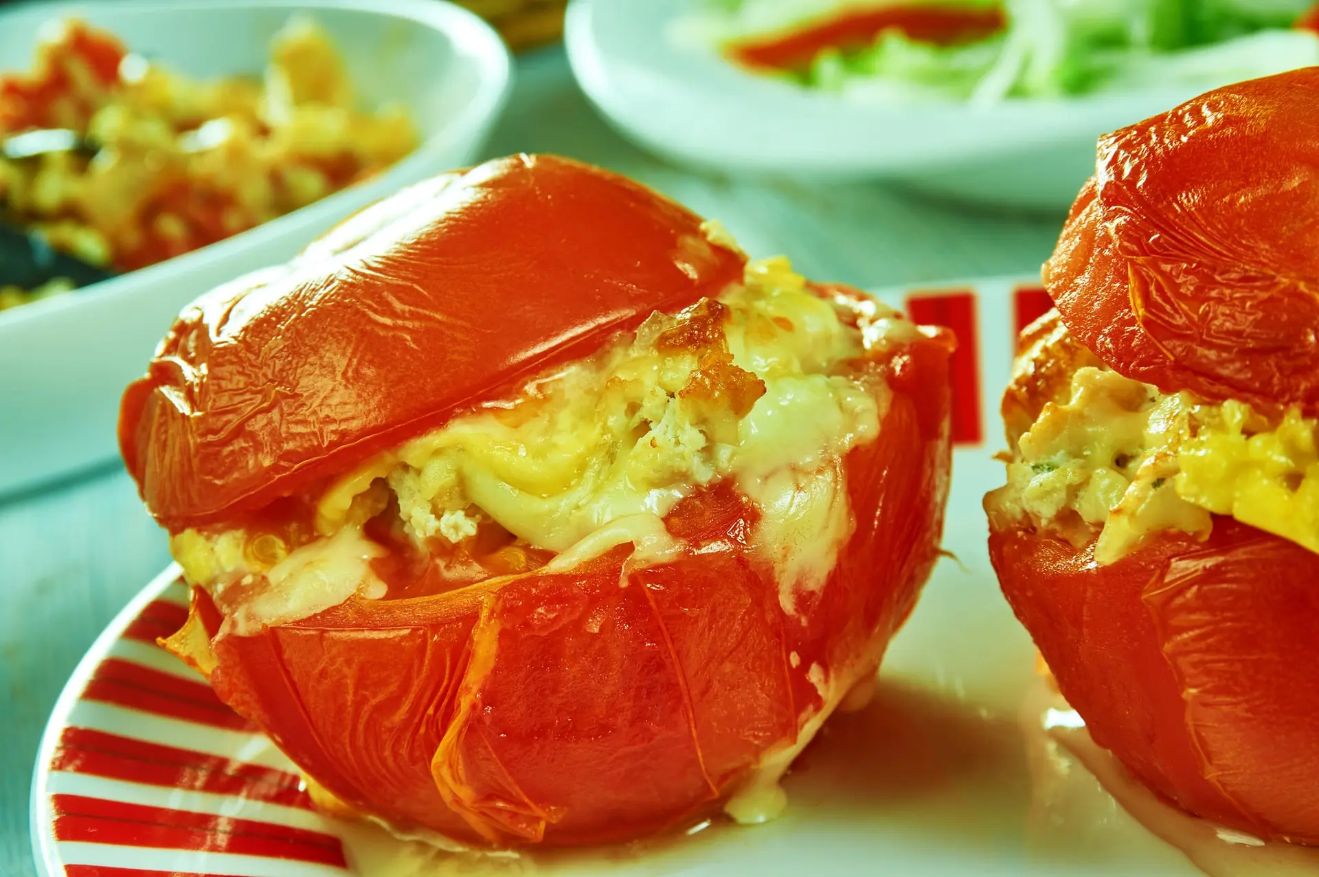 Tomate bun au poulet et au fromage