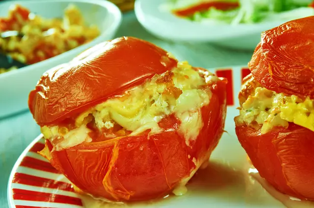 Tomate bun au poulet et au fromage