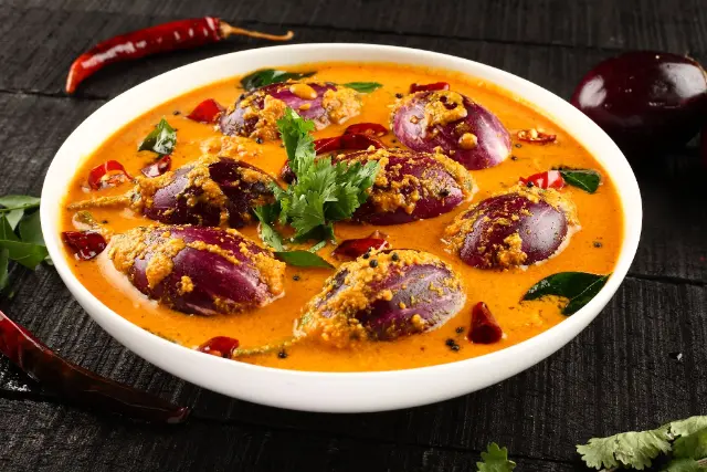 Tomates farcies au four avec riz, fromage et basilic