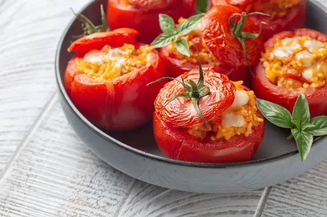 Tomates farcies au four avec riz, fromage et basilic