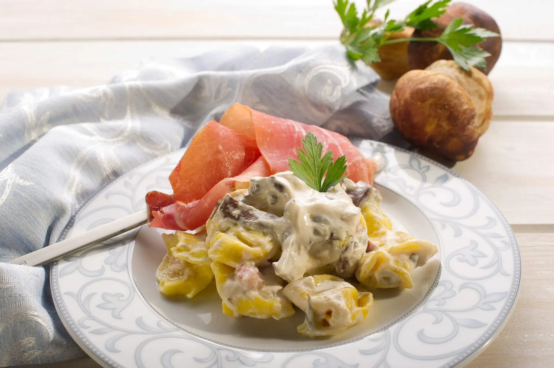 Tortellini avec sauce à la crème aux champignons et jambon de Parme