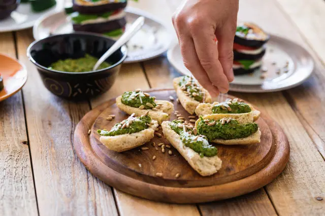 Tranches de pain toastées au pesto d'épinards et graines de tournesol