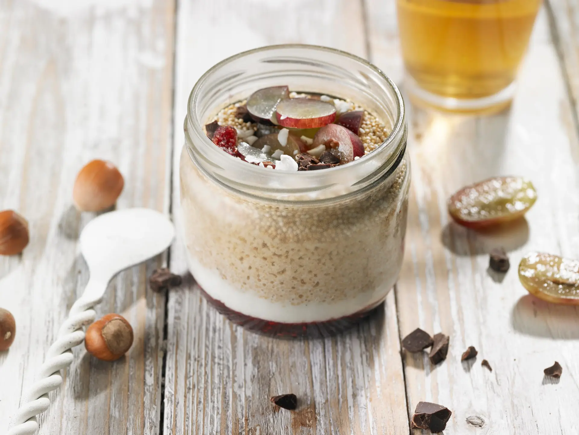Verrine d'amarante au lait de coco et coulis de framboises, pépites de chocolat et raisin