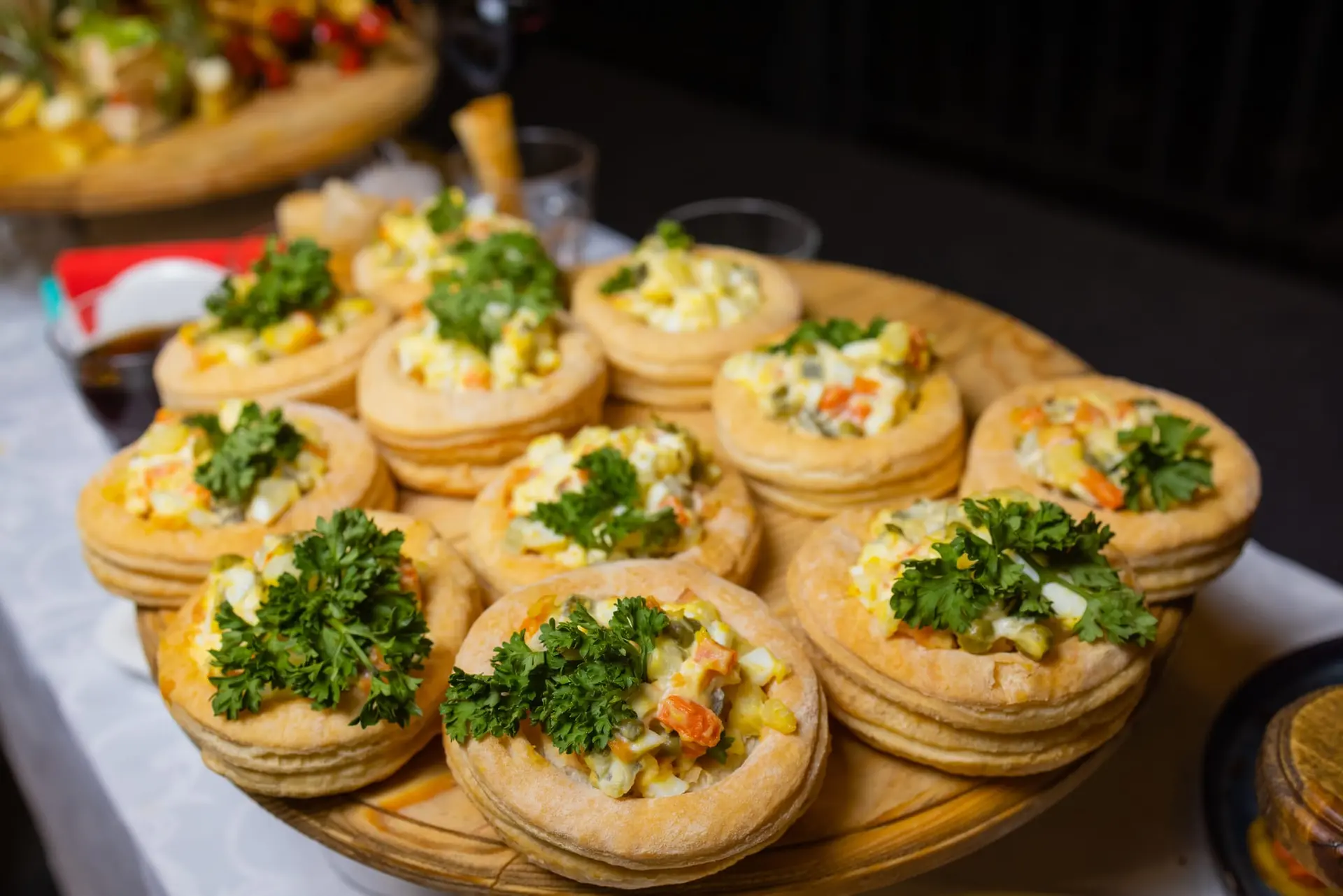 Vol-au-vent aux poivrons grillés, courgettes, olives et fromage mozzarella