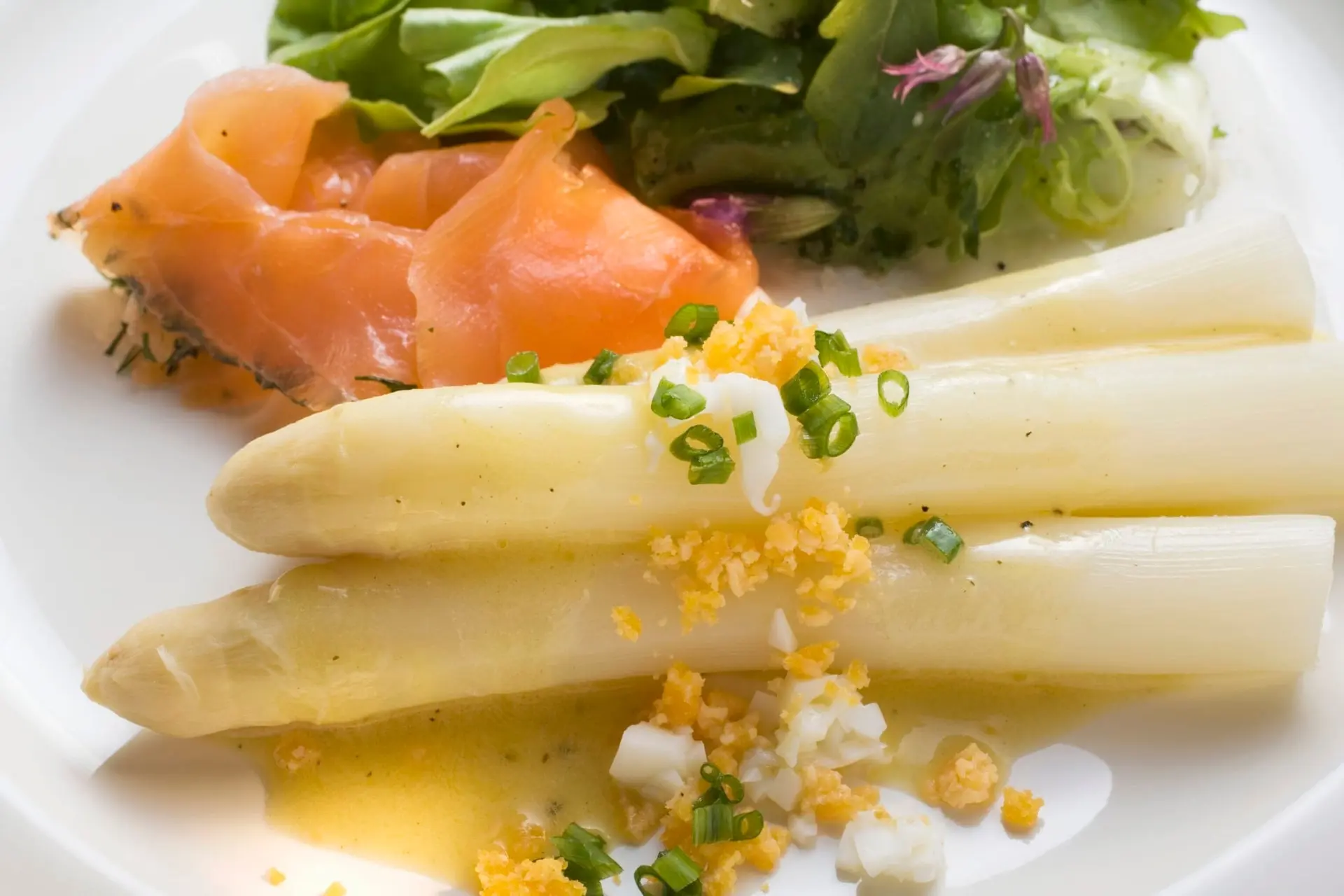 Asperges blanches avec saumon fumé et sauce aux œufs