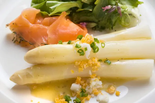 Asperges blanches avec saumon fumé et sauce aux œufs