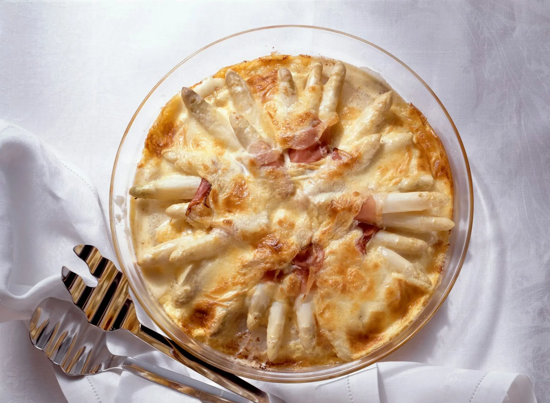 Asperges gratinées au fromage et au jambon