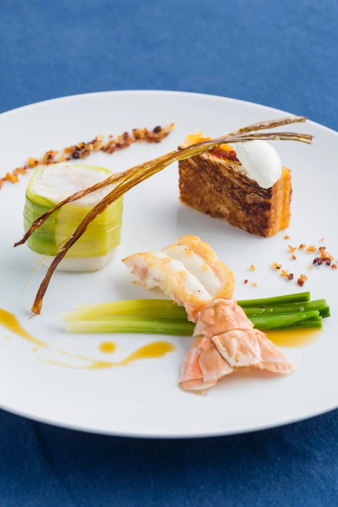 Barbue aux langoustines, jeunes poireaux et confit de poivron