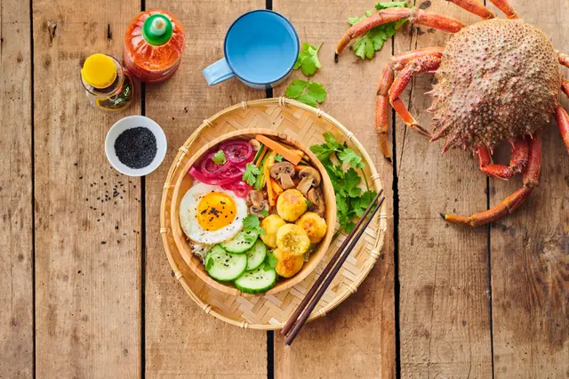 Bibimbap au crabe et légumes croquants