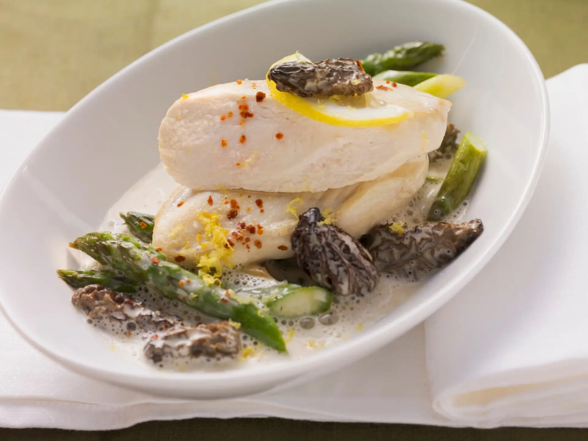 Blanc de poulet aux asperges et aux morilles