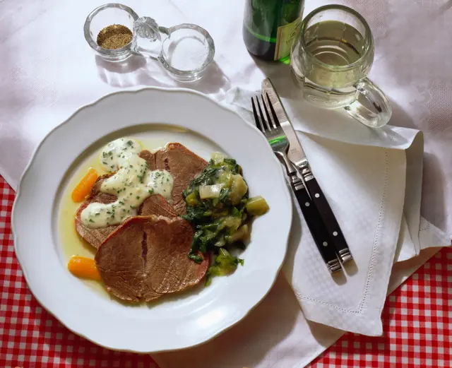 Bœuf bouilli à la sauce à la ciboulette