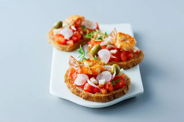Bruschetta aux radis et aux gambas