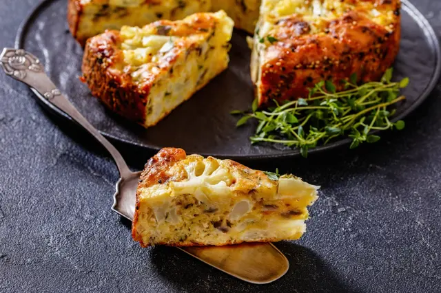 Cake au chou-fleur, au fromage et au basilic