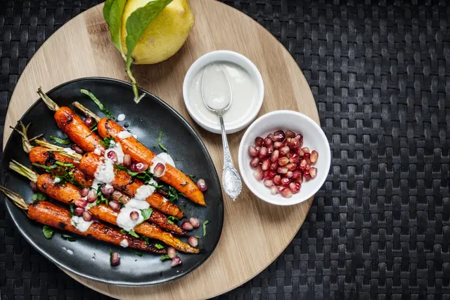 Carottes grillées sucrées avec sauce tahini
