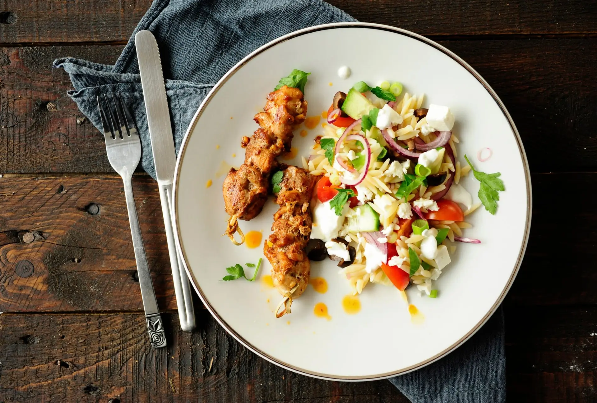 Chachlyk de poulet et orzo aux légumes et à la feta