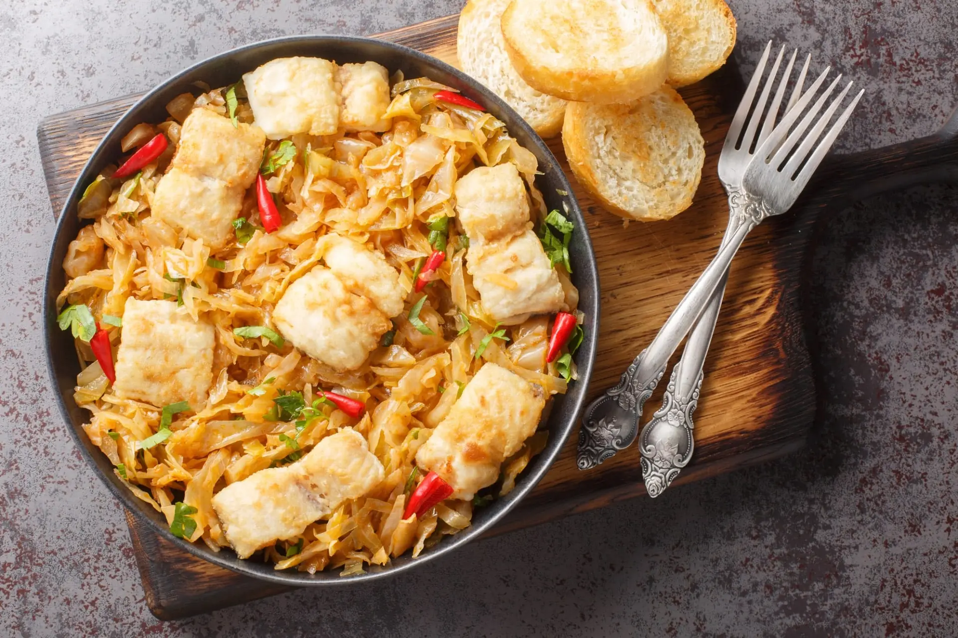 Chou blanc cuit avec poisson de mer, oignon et piment