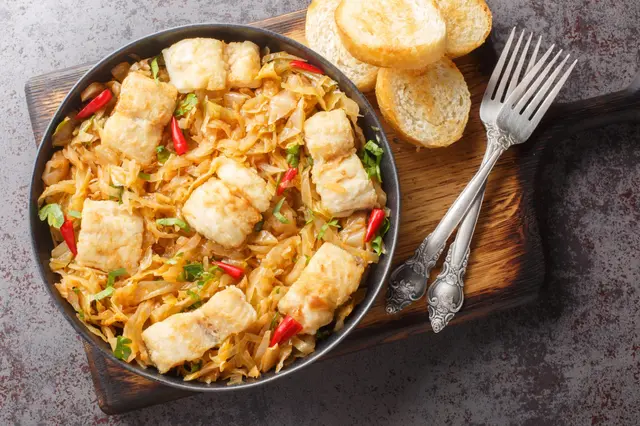 Chou blanc cuit avec poisson de mer, oignon et piment