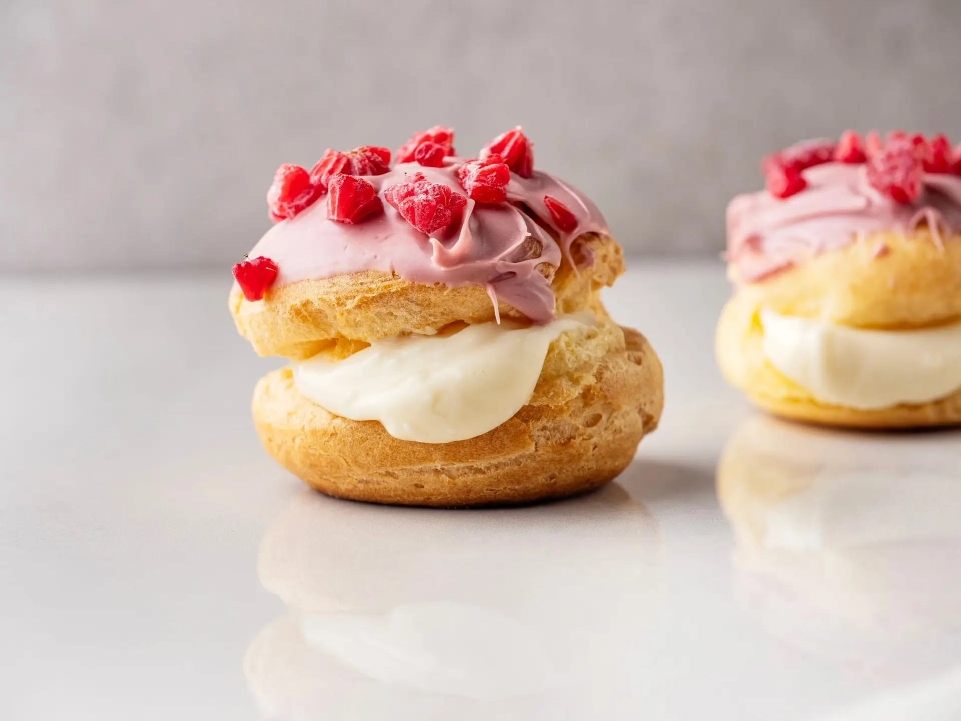 Choux fourré à la crème et framboise
